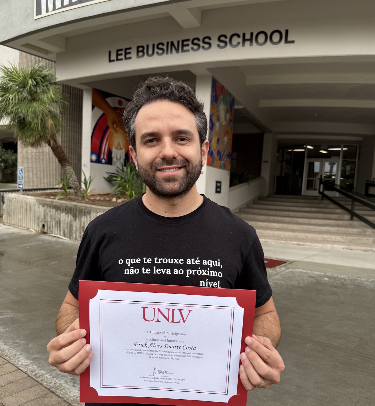 Erick Costa com o certificado da UNLV — Las Vegas, EUA